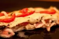 Пирог с беконом и моцареллой