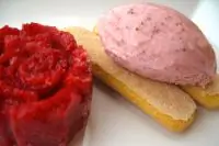 Санди с клубничным мороженым и савоярди