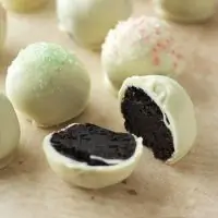 Трюфели из печенья и сливочного сыра в белом шоколаде