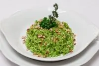 Ризотто с соусом песто и кедровыми орешками