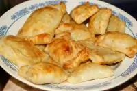 Слоеные пирожки с жареной капустой и луком