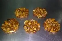 Орехи в карамели