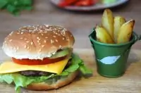 Домашние чизбургеры с солеными огурцами