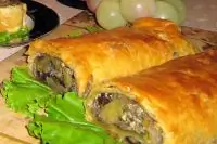 Рулет из слоеного теста с курицей и грибами