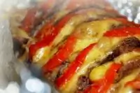 Мясо, запеченное с сыром и помидорами