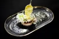 Устрицы с огуречной гранитой