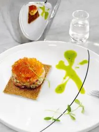 Тартар из лосося с огурцами и икрой