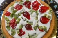 Фруктовый салат с клубникой и киви под сметанным соусом