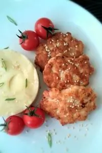 Рубленые куриные котлеты со сметаной, кунжутом и сливочным пюре