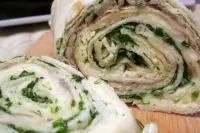 Рулет из лаваша с грибами, шпинатом и сыром