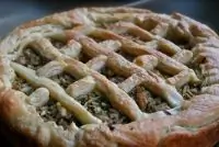 Открытый пирог с курицей, капустой и шпинатом