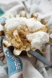 Простой яблочный крамбл с корицей и медом