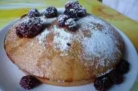 Пирог с орехами и ежевикой