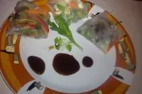 Рисовые блинчики с рукколой, морковью, луком и мясом