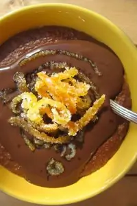 Овсяная каша с шоколадным пудингом и засахаренной апельсиновой цедрой