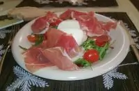 Салат с пармской ветчиной, моцареллой и рукколой