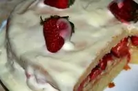 Бисквитный торт с бананами и клубникой