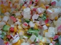 Крабовый салат со свежими огурцами