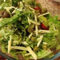 Салат с рукколой, черри и маслинами по итальянски