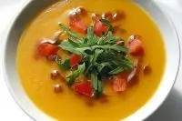 Тыквенный крем-суп с грушей и рукколой