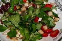 Сочный весенний салат из клубники, салатных листьев, репы с заправкой из гранадиллы