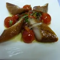 Салат с копченным угрем и вялеными помидорами