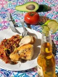 Курица с чатни из лука и авокадо