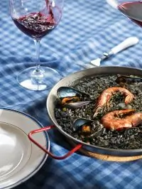 Черная паэлья с креветками