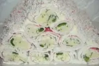 Закуска из крабовых палочек, фаршированных сыром