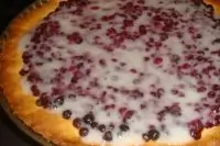 Пирог с брусникой и сметанный кремом