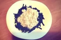 Спагетти с чернилами каракатицы и лососем