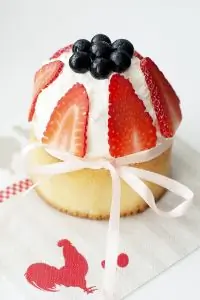 Ванильный пасхальный кулич с ягодами