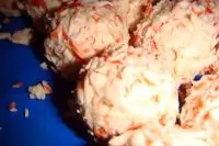 Сырные шарики с крабовыми палочками и маслинами