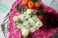 Слоеный овощной салат с грецкими орехами и крабовым мясом