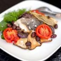 Жареный хек с белыми грибами, запеченным фенхелем, сладким луком и помидорами