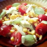 Салат из авокадо с помидорами черри и виноградом