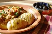 Стифадо из кролика с запеченным картофелем