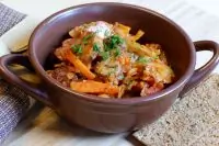 Горшочки с капустой, чечевицей и колбасками