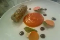 Ролл из свинины с креветкой, в панировке из трав и орехов, с пюре из сладкого картофеля