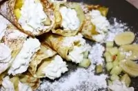 Вафельные трубочки с фруктами