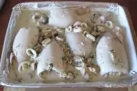 Фаршированные морепродуктами кальмары, запеченные в сливочном соусе