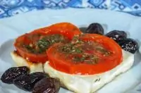 Брынза, запеченная с помидорами (Саганаки)