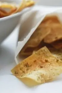 Чесночные чипсы из лаваша