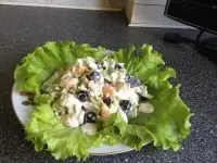 Куриный салат с авокадо и виноградом