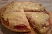 Пицца с салями и ветчиной