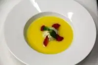 Холодный ананасово-кокосовый суп с мороженным из базилика