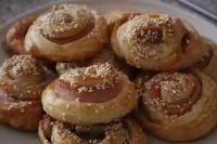 Слоеные рулетики с сосисками