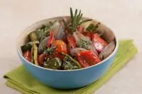 Овощи гриль с соусом из печеного чеснока