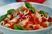 Паста с томатным соусом, оливками и каперсами