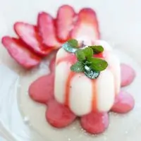 Панна-котта с клубничным соусом